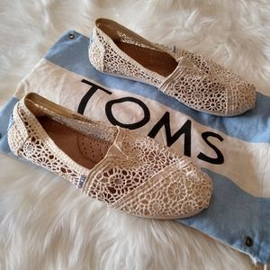 Tom's cream colored flats size 6.5 W with dust bag